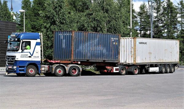 Mercedes Benz Actros
      J Leino
       Vantaa

Kontti B-junalla kannattaa taukopaikaksi valita riittävän laaja ympäriajon mahdollistava pysäköintialue, ettei tule hiki pussinperältä takaisin tielle peruutellessa
Avainsanat: Mercedes Actros