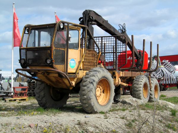 Lokomo Teli-lokkeri Granab kuormaimella
On ihan toimintakuntoinen tämä koneliikkeen tienvarsimainos.
Omapaino 8300 kg, Perkins VE diesel (130 hv) Allison TTB 2220-1 vaihteistolla.
Avainsanat: Lokomo Lokkeri