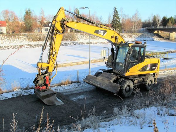 Caterpillar M3160
Kaivinkone pintakelirikon vuoksi tuotua uutta kulutuskerrosmateriaalia tasaamassa

Avainsanat: Caterpillar