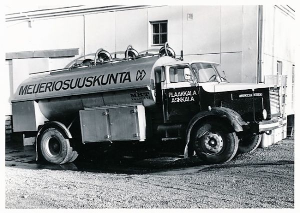 Vääksyn meijeriosuuskunnsn ajossa autoilija P Laakkalan  Kontio- Sisu tilatankkiauto
Tilatankki-autot tulivat 1970-luvun alkupuolella samoihin aikoihin imukeräilyautojen kanssa. Nykyisinhän näillä hoidetaan keräilyn lisäksi voelä maidon aiirtokuljetukset perävaunun kanssa. 
