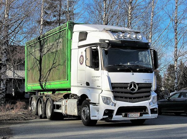 MB Actros
Transpointin ajossa oleva Actros on  peruuttanut koivujen keskelle viikonlopun viettoon
Avainsanat: MB Actros Transpoint