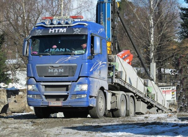 Paalukuorman purku
Nyholmin yhdistelmä on peruuttanut  kaivantoon purkaakseen kuormallisen paaluja juntan nuijittavaksi
Avainsanat: Paalujuntta Man