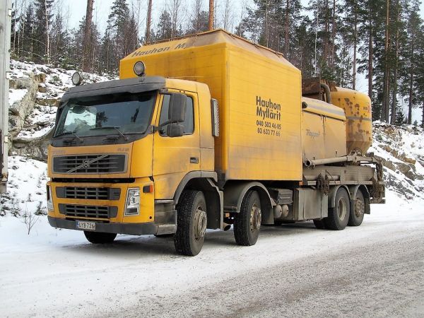 Volvo FM
Hauhon Myllärit jauhaa jyvät jauhoksi tilakäynnillä.
Avainsanat: Volvo Hauhon_Myllärit