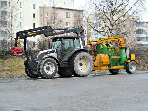 Valtra N141 + Farmi Forest 6185 +  
Hinattava, kuormaimella syötettävä rumpuhakkuri Heizohack HM 8-500 K  
Avainsanat: Valtra