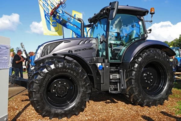 New Holland  T-6  175
Vua ei  sitä  kehtoo tämmösellän  nii  ennee töitä tehä
Avainsanat: New Holland