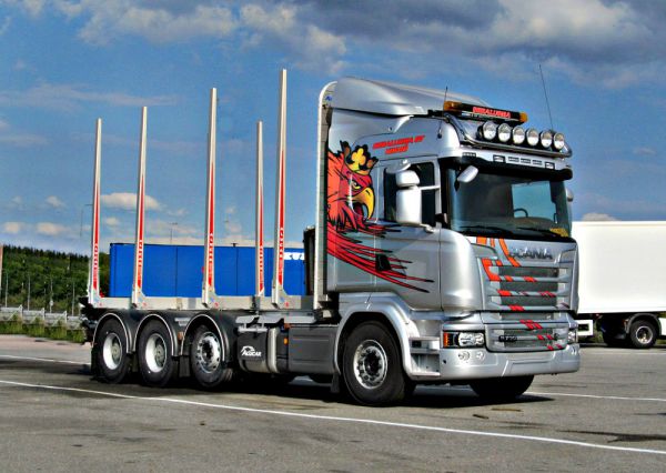 Scania R 730
Ohraluoma Oy on hankkinut uuden 4-akselisen puutavara-auton
Avainsanat: Scania