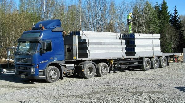 Volvo FM12 440
Osatori Oy elementtejä tuomassa
Avainsanat: Volvo Osatori