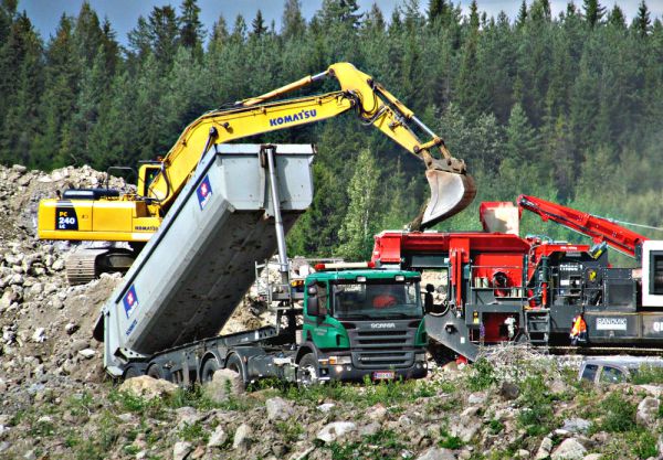 Seulomassa I
Komatsu PC240 lataa kasalta seulaan
Avainsanat: Komatsu Scania