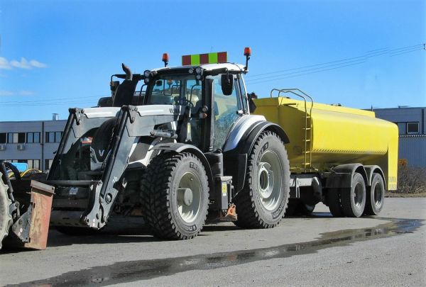 Valtra säiliökärryllä
Pimara Oy:n Valtra vetää pesukeikoille astetta järeämpää vesikärryä
Avainsanat: Valtra Pimara