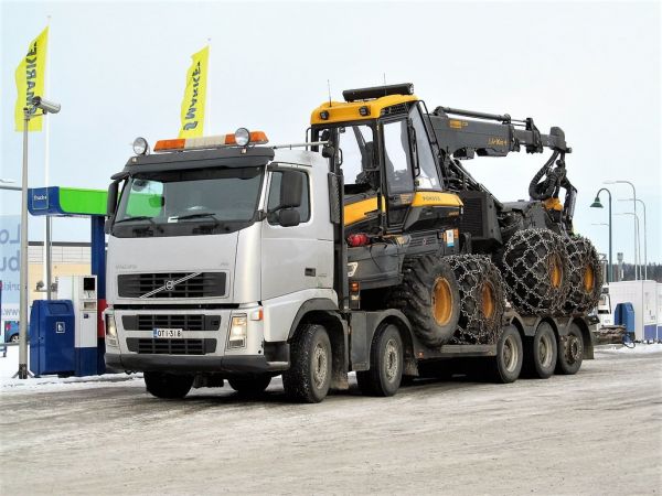 Volvo FH koneenkuljetusritilällä
PONSSE Ergo C5
Avainsanat: Volvo Ponsse