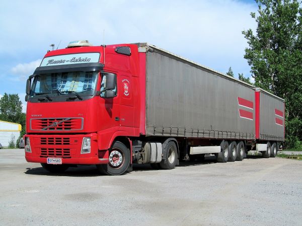 Volvo FH
Ranta-Eskolan puoliperävaunu johon on kiinnitetty keskiakseliperävaunu
Avainsanat: Ranra.Eskola Volvo