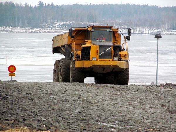 Dumpperi palaamassa Näsijärven rannasta
Tampereen kaupunki on saanut luvan ajaa rantaväylän tunnelin kaivuutöistä nousevaa louhetta ja kitkamaata Näsijärveen 1,6 hehtaarin alalle 400 000 kuutiota. Maanajo kestää vuodesta kahteen.
Avainsanat: Volvo Dumpperi Rantaväylä Näsijärvi Tunnelityömaa Tampere