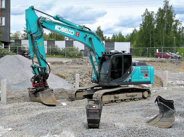 Kobelco SK 210
Konevuokraamo Crent Oy:n vuokrakaivuri työmaalla kauhan vaihdossa
Avainsanat: Kobelco