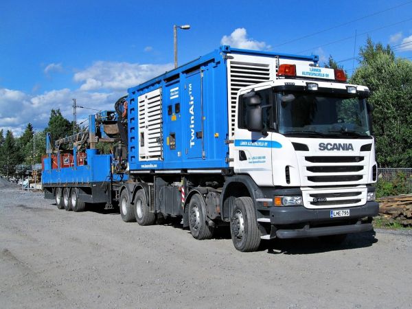 Lännen Alituspalvelun Scania G480 työmaalla
Tilattua kylätien alitusta tekemään saapui ensimmäisenä porausyksikkö. Scanian kontissa on kompressori ja 3-akselisessa perävaunussa tarvittava porauskalusto
Avainsanat: LännenAlituspalvelu Scania