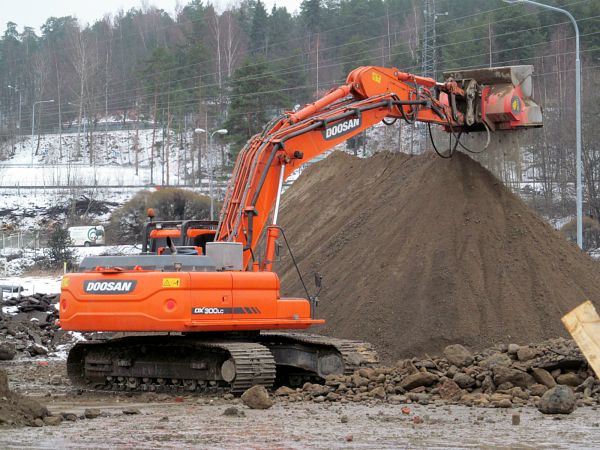 Doosan DX 300 LC seulakauhalla
Doosan seulomassa Rantaväylän tunnelityömaalla Santalahdessa 
Avainsanat: Doosan Rantaväylä Tunnelityömaa Santalahti Tampere Seulakauha