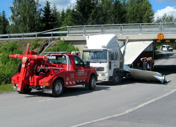 Mahtuhan se sieltä alta vaikka vähän tiukkaa meinas tehdä
Avainsanat: Sulinko