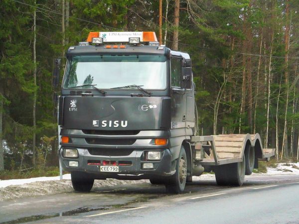 Sisu e14 koneenkuljetusritilällä
Moto on loikkinut metsään ja Sisu jäänyt linja-autopysäkille tien varteen odottamaan
Avainsanat: Sisu