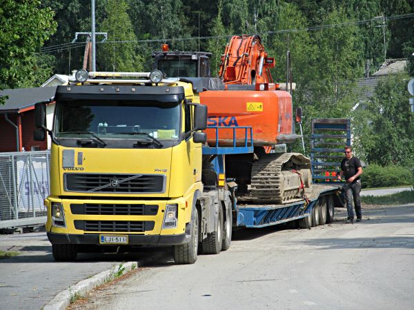 Volvo FH12
Liinat kiinni ja menoksi
Avainsanat: Volvo