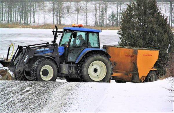 New Holland + Soukkio hiekotin
Ennen tätä meneillään olevaa pakkaskautta sai molempia työkaluja, etukuormaajan auraa ja hinattavaa hiekotinta, käyttää lähes tauotta vuoropäivinä täällä Pirkanmaalla. Niin oli vaihtelevaa keli.
Avainsanat: New Holland Soukkio