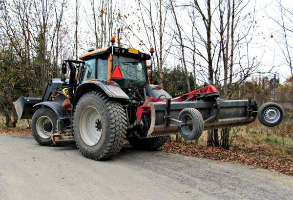 Valtra T151
Palapintarenkaat, alusterä ja hydraulinen takalana
Avainsanat: Valtra Alaterä Takalana