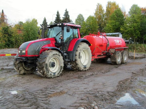 Valtra T202 ja imupainevaunu
Jari Alhontausta Oy:n kalustoa kenttätyömaalla
Avainsanat: Valtra