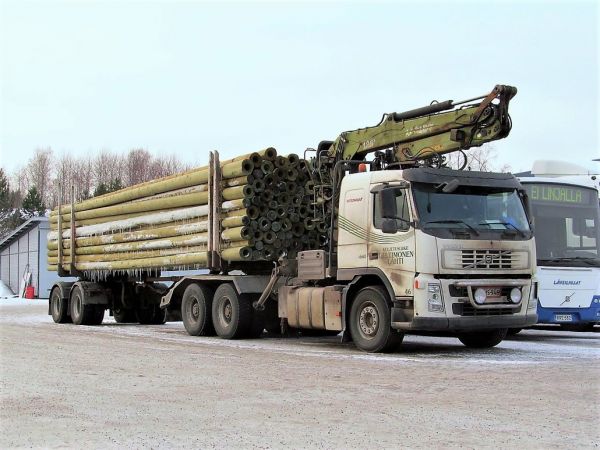 Volvo FM 440
Kuljetusliike L&H Timonen Oy
           Lahti

Yhdistelmä pylväspuun sekä kokorunkojen kuljetuksiin 
Avainsanat: Volvo Timonen Lahti Pylväspuu