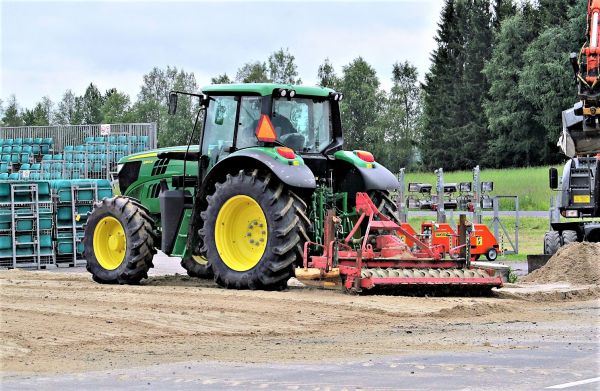 John Deere 6140M
Ratsastusmaneesin pohjan muokkausta Tuurin kyläkaupalla esitettyä näytöstä varten 
Avainsanat: JohnDeere