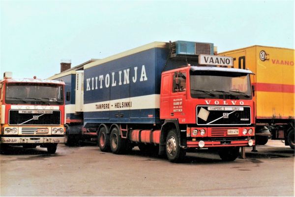 Volvo F12
Kuljetusliike Vaano Oy
      Huittinen

Kiitolinjan kylmäkuljetusyhdistelmä. Kuvattu 1984
Avainsanat: Volvo Vaano Kiitolinja