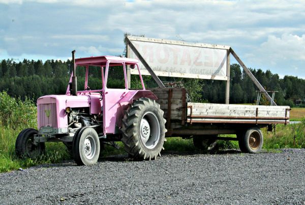 Valmet
Kesätorin mainoksena toimiva Valmet on saanut pinkin colorin pintaan
Avainsanat: Valmet