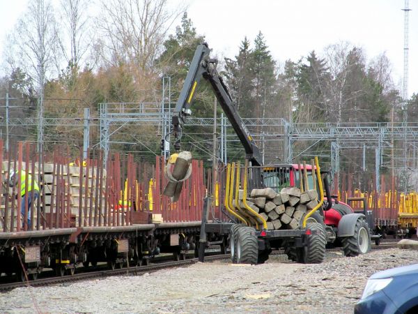 Valtra ja metsäkärry betonipöllien ajossa
Metsäkärryllä kuskataan Toijalassa käytöstä poistettuja ratapöllejä varastoalueen keskeltä lastausraiteen viereen ja nostellaan rautatievaunuun pulverointiin vietäväksi.
Avainsanat: Valtra