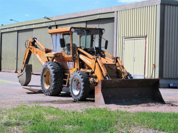 Valtra C 912M-4
Finavian työkone nro 63 Tampere-Pirkkalan lentoasemalla

Tämä malli soveltuu erityisen hyvin lentoasemalla työskentelyyn, sillä saihan se aikoinaan uutena markkinoille tullessaan lempinimen "lennonjohtotorni" ohjaamon alaspäin kapenevan muotoilun johdosta.
Avainsanat: Valtra