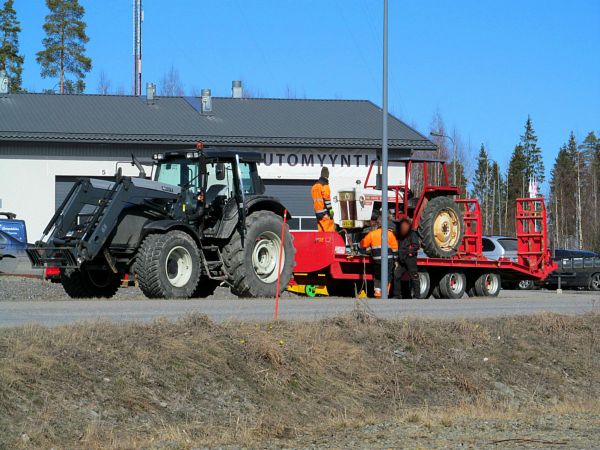 Valtra vie ja Valtra tuo
Taitaa taavetti lähteä apukoneeksi toukotöihin
Avainsanat: Valtra DavidBrown