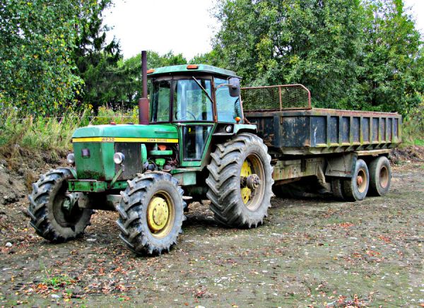 John Deere 4230 
Takavuosina traktorilla rahtia ajaneilla oli tapana työnnätellä peräkärryllä matka-ajossa. Kärrynä kuorma-auton runko jossa oli vielä vaihdelaatikko kardaanin jatkeena paikoillaan, takasi urakkamiehelle vauhdikkaan matkanteon, kun traktori kytkettiin vauhdinoton jälkeen vapaalle ja ajovoiman ulosotosta laajakulmanivelellä voima siirrettiin kärryn vetokselille. Voimansiirron välissä ollut kärryn laatikko toimi kertojana 
