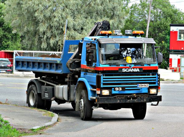 Scania 93 4x4
Maarakennus Unto Viitanen Ky:n Scaniaa käytetään mm. kaapeliojan pohjalle tulevan hienojakoisen hiekan kuljetuksiin työmaille
Avainsanat: Scania