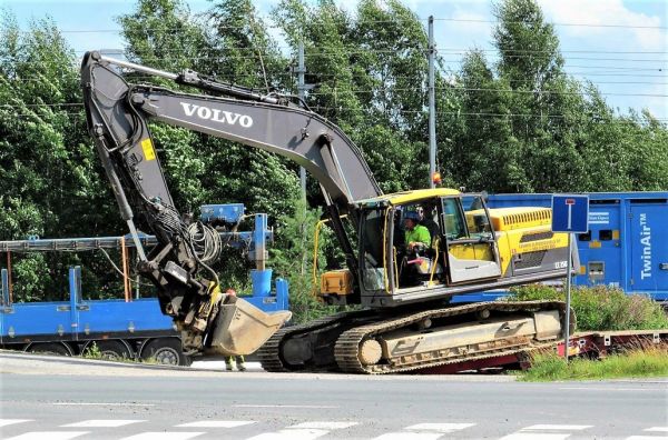 Seuraavana saapunutta Volvoa ajetaan pois lavetilta.
Volvon tehtävänä oli poistaa ensin maata paikalta, jotta aloituskohta saatiin lähemmäksi tien penkkaa ja riittävästi pystysuoraa seinämää penkereeseen porauksen aloittamiseksi
Avainsanat: LännenAlituspalvelu Volvo