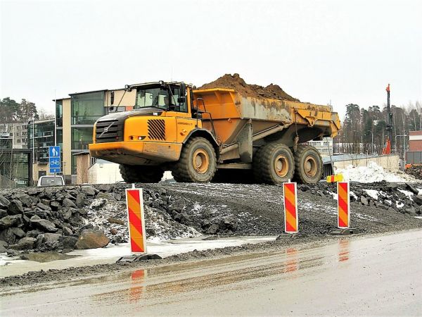Volvo A30E
Louhintatekniikka Oy:n dumpperi työnaikaisella penkalla 
Avainsanat: Volvo