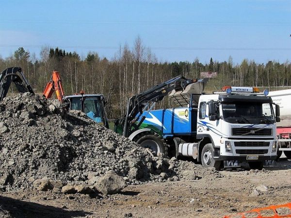 Volvo FM
Läjitetyn pintamaan lastaus poiskuljetettavaksi
Avainsanat: Volvo