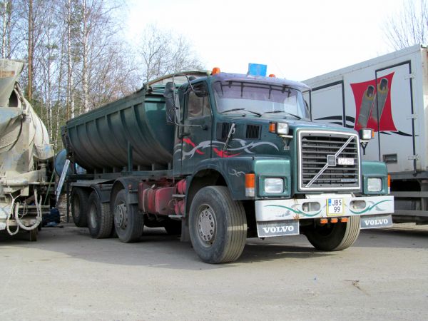 Volvo N10 VTA lisäakselilla
Asfalttilavalla
Avainsanat: Volvo Asfalttilava