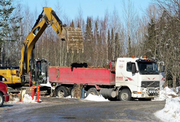 Rike Machine Oy:n  Volvo FH12
Maan poiskuljetus perustuksien kaivusta
Avainsanat: Volvo Caterpillar