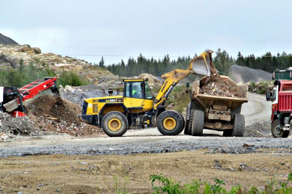 Seulomassa II
Komatsu WA380 lastaa seulotun suoraan kuljettimelta lavalle
Avainsanat: Komatsu