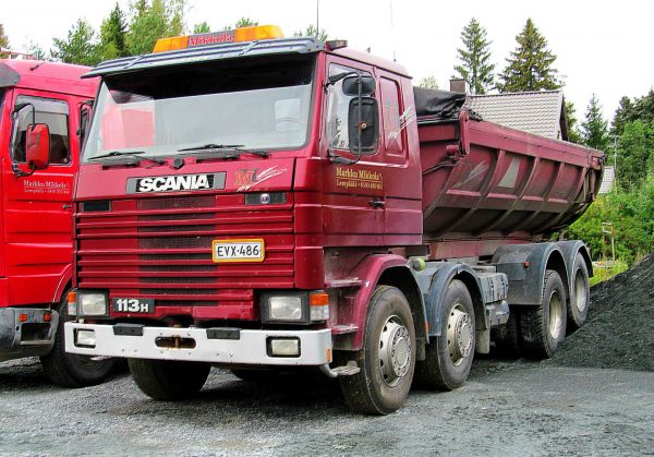 Scania 113H
Kolmossarjalainen asfalttilavalla
Avainsanat: Scania