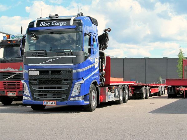 Volvo FH
Bluecargo Oy
Leppävirta

Kiintolavainen nosturiauto perävaunulla
Avainsanat: Bluecargo Volvo