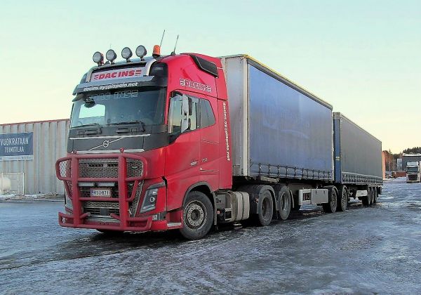 Volvo FH 750
Dacins Oy:n b-juna
Avainsanat: Volvo Dacins b-juna