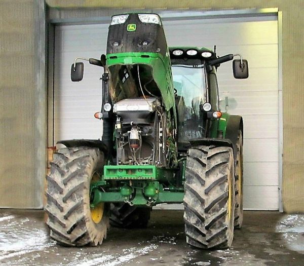 Jontikka haukottelee
Kun ei ole hankintasopimuksien korjuuvelvoitetta joutaa näin talvisin haukottelemaan kevään kiiruita odotellessa
Avainsanat: JohnDeere john deere