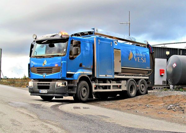 Tampereen veden Renault pumppaamon edessä
Avainsanat: Renault