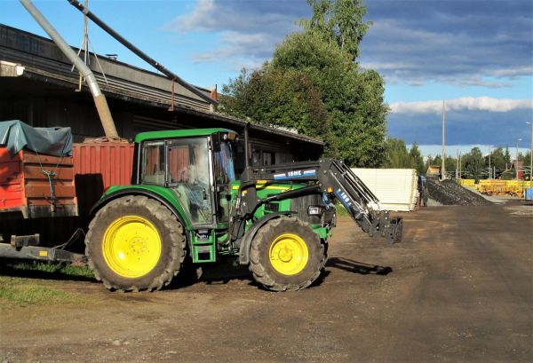 Peura viljaa tuomassa
En tiedä nykypäivän tilanteesta, mutta ainakin vuonna 2013 sijaitsi viljan vastaanotto täällä Vammalan ratapihalla kahden sivuraiteen välissä.
Avainsanat: JohnDeere Vilja Vammala