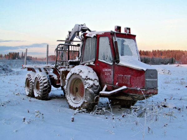 Lokomo 909
Bongasin tämän vanhuksen viime talvena joulutauolta työmaaltaan. Tehtävänä näytti olevan puunkorjuu rakennustontin raivaustyömaalta Lempäälän Realparkissa. Alkaa "pikku Lokkerilla" olla jo ihan kunnioitettava määrä työvuosia takanaan.
Avainsanat: Lokomo