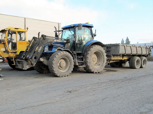 Lokomo ja  New Holland
Teiden hoitoon erikoistuneen yrityksen kalustoa
Avainsanat: Lokomo _NewHolland