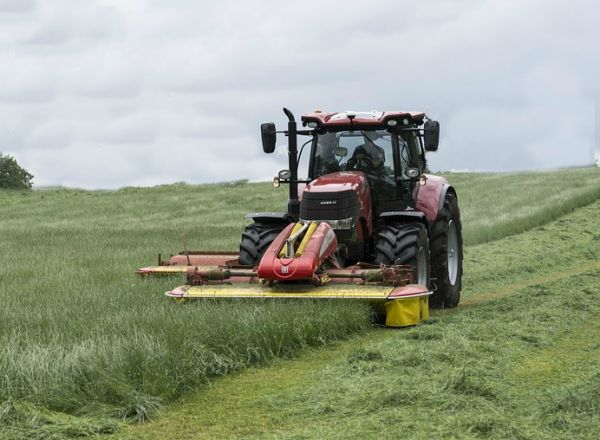 Case-IH
Luettelenpa sitten kuvassa toisiinsa kiinnitetyt koneet edestä taaksepäin tai takaa eteenpäin niin tulos on aina sama : Pöttinger - Case-IH - Pöttinger
Avainsanat: Case Pöttinger