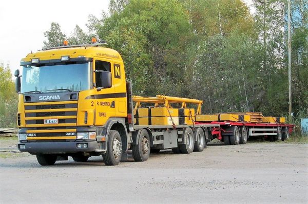 Scania 144G 460
Niemisen Isojen mobiilinostureiden vastapainojen siirtoon varustettu yhdistelmä
